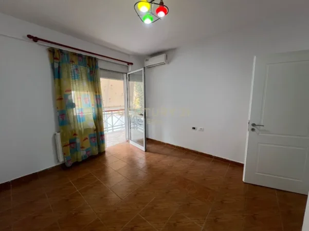 Tirane, jepet me qera zyre Kati 1, 127 m² 1.200 € (Garda)