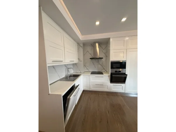 Tirane, jepet me qera apartament 2+1 Kati 6, 120 m² 830 € 