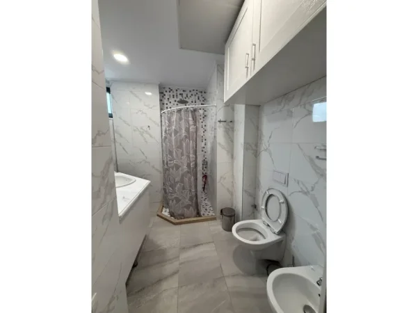 Tirane, jepet me qera apartament 2+1 Kati 6, 120 m² 830 € 
