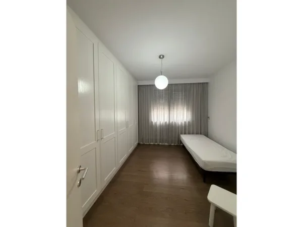 Tirane, jepet me qera apartament 2+1 Kati 6, 120 m² 830 € 