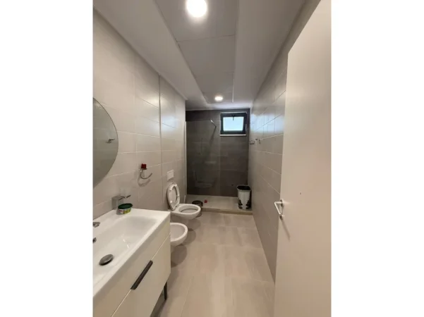 Tirane, jepet me qera apartament 2+1 Kati 6, 120 m² 830 € 