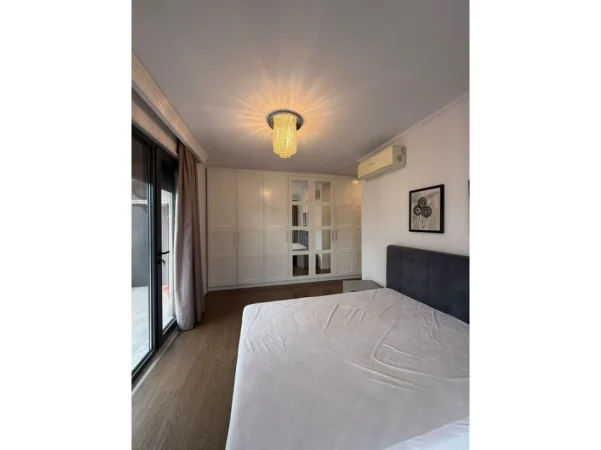 Tirane, jepet me qera apartament 2+1 Kati 6, 120 m² 830 € 