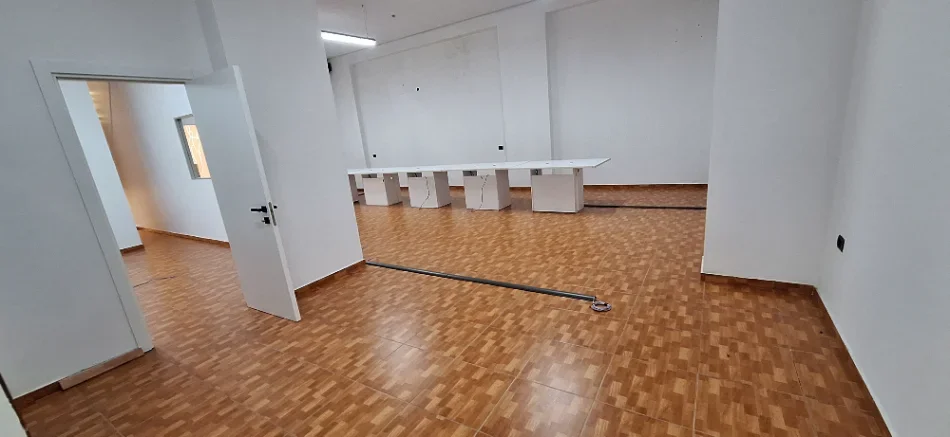 Tirane, shitet ambjent biznesi , 119 m² (Rruga Dibres)