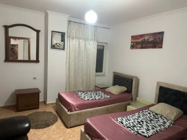 Tirane, jepet me qera apartament 2+1 Kati 3, 114 m² 700 € (tek Zogu i Zi , prane Famed Lounge)
