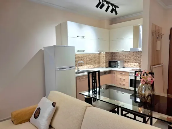 Tirane, jepet me qera apartament 1+1+Aneks+Ballkon Kati 2, 90 m² 630 € (liqeni i thate , kopshti botanik , kopshti zoologjik)
