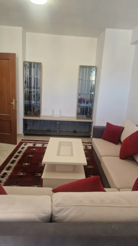 Tirane, jepet me qera apartament 2+1+Ballkon Kati 3, 90 m² 550 € (Mbrapa Qendres Globe te Tuneli)