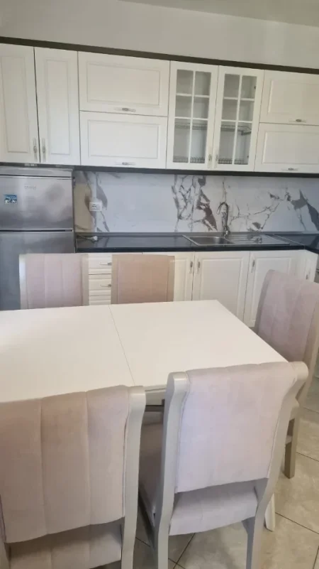 Tirane, jepet me qera apartament 2+1+Ballkon Kati 3, 90 m² 550 € (Mbrapa Qendres Globe te Tuneli)