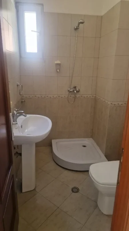 Tirane, jepet me qera apartament 2+1+Ballkon Kati 3, 90 m² 550 € (Mbrapa Qendres Globe te Tuneli)