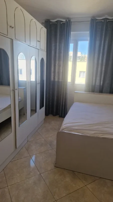 Tirane, jepet me qera apartament 2+1+Ballkon Kati 3, 90 m² 550 € (Mbrapa Qendres Globe te Tuneli)