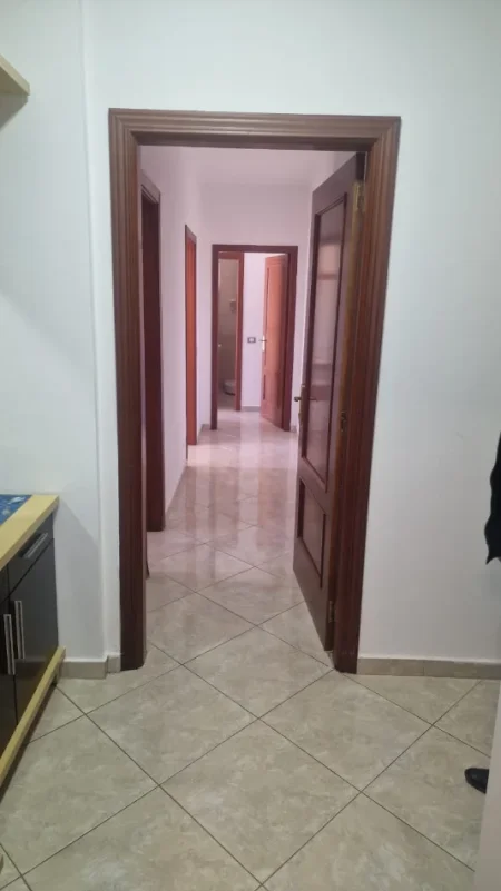 Tirane, jepet me qera apartament 2+1+Ballkon Kati 3, 90 m² 550 € (Mbrapa Qendres Globe te Tuneli)