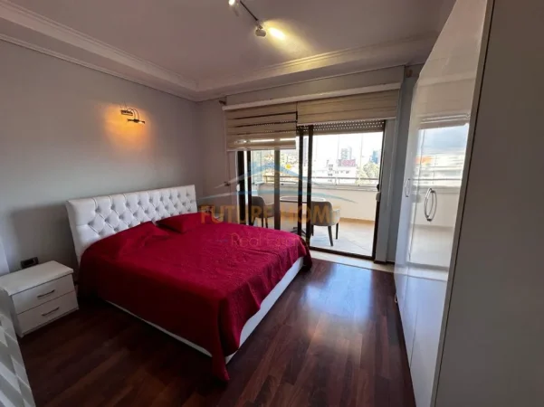 Tirane, jepet me qera 2+1 Kati 9, 89 m² 900 € (Deshmorët e 4 Shkurtit)