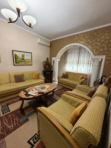 Tirane, shes apartament 3+1+Ballkon Kati 2, 110 m² 210.000 € (Rr. E Durresit te Hotel Colosseo)