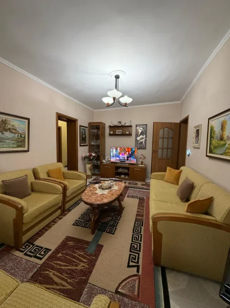 Tirane, shes apartament 3+1+Ballkon Kati 2, 110 m² 210.000 € (Rr. E Durresit te Hotel Colosseo)