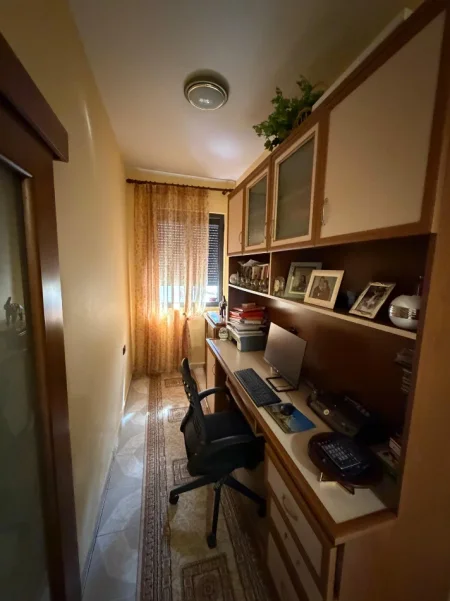 Tirane, shes apartament 3+1+Ballkon Kati 2, 110 m² 210.000 € (Rr. E Durresit te Hotel Colosseo)