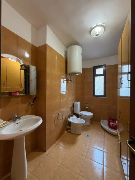 Tirane, shes apartament 3+1+Ballkon Kati 2, 110 m² 210.000 € (Rr. E Durresit te Hotel Colosseo)