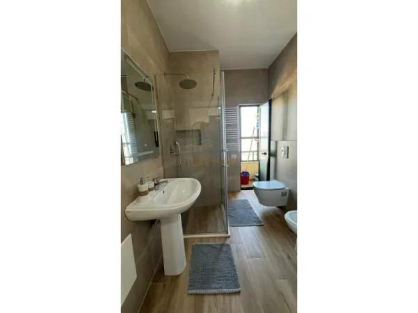 Tirane, jepet me qera apartament 2+1+Ballkon Kati 6, 90 m² 780 € (21 Dhjetori)