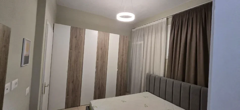Tirane, jepet me qera apartament 2+1+Aneks+Ballkon Kati 2, 109 m² 800 € 