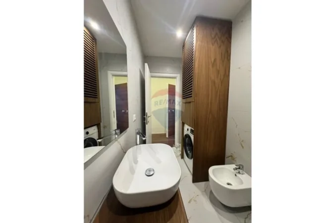Tirane, jepet me qera apartament , 100 m² 900 € (Rruga Xhanfize Keko, Tiranë)