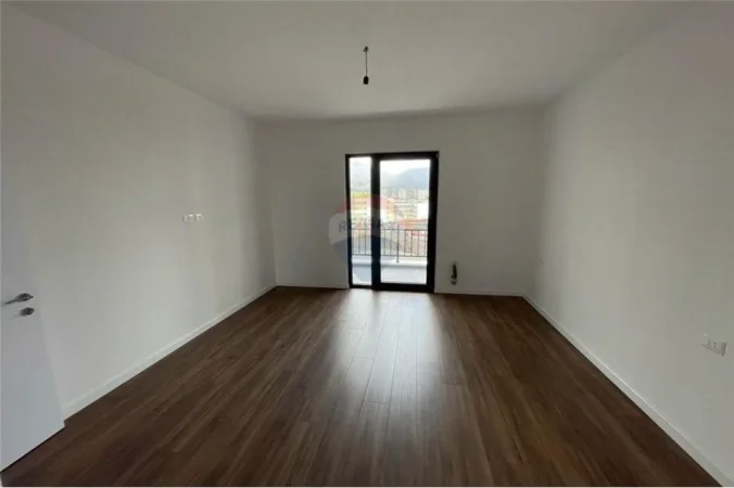 Tirane, jepet me qera apartament 1+1 , 113 m² 600 € (Rr.Dibres)