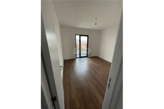 Tirane, jepet me qera apartament 1+1 , 113 m² 600 € (Rr.Dibres)