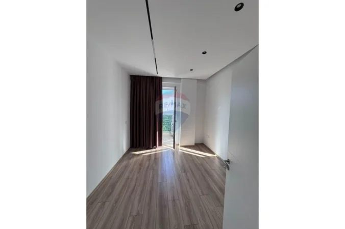 Tirane, jepet me qera zyre , 800 € 