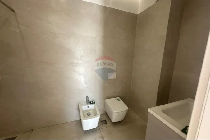 Tirane, jepet me qera zyre , 800 € 