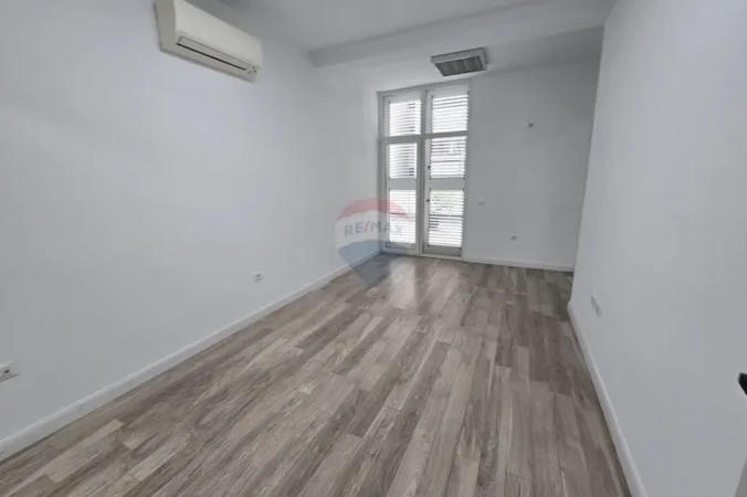Tirane, jepet me qera zyre , 290 m² 4.500 € 