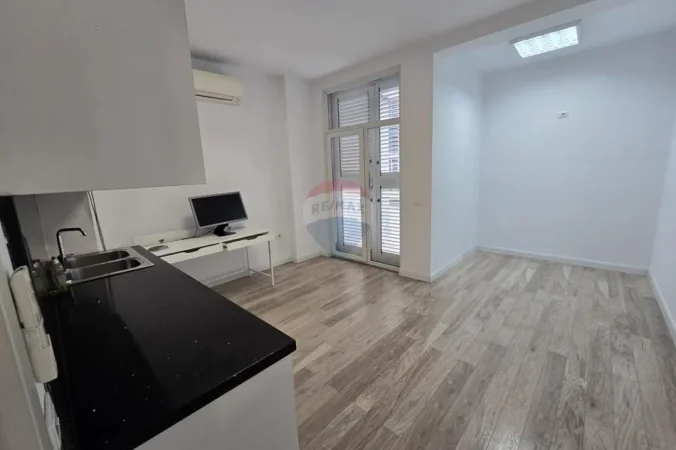 Tirane, jepet me qera zyre , 290 m² 4.500 € 