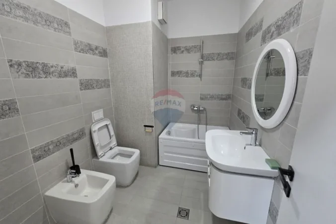 Tirane, jepet me qera zyre , 290 m² 4.500 € 
