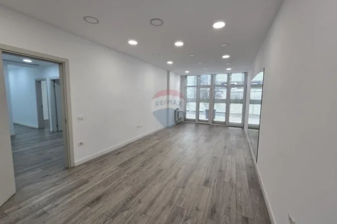 Tirane, jepet me qera zyre , 290 m² 4.500 € 