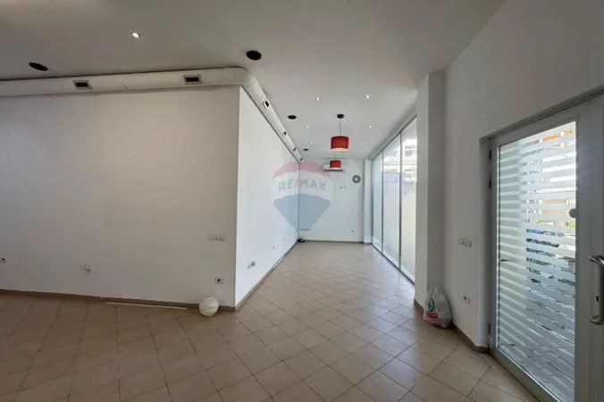 Tirane, jepet me qera dyqan , 55 m² 750 € (Bulevardi Zogu I, Tiranë)