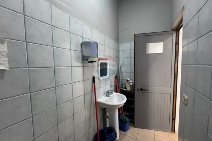 Tirane, jepet me qera dyqan , 55 m² 750 € (Bulevardi Zogu I, Tiranë)