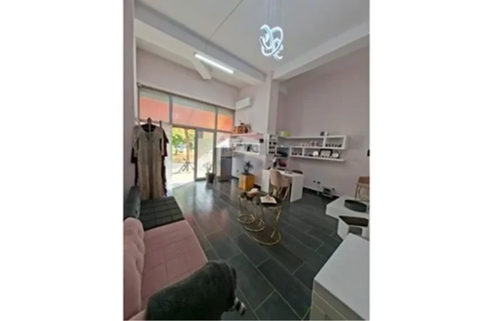 Tirane, jepet me qera dyqan , 37 m² 400 € (Astir)