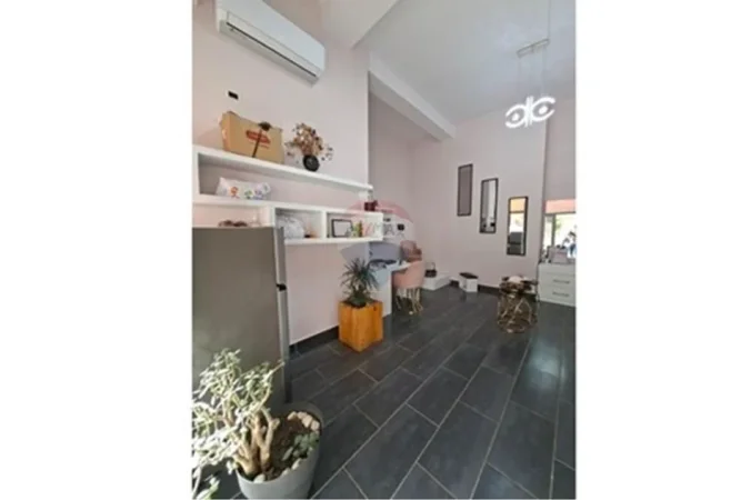 Tirane, jepet me qera dyqan , 37 m² 400 € (Astir)