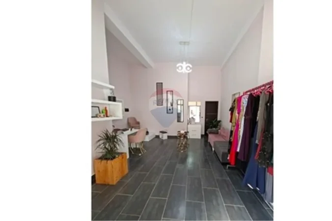 Tirane, jepet me qera dyqan , 37 m² 400 € (Astir)