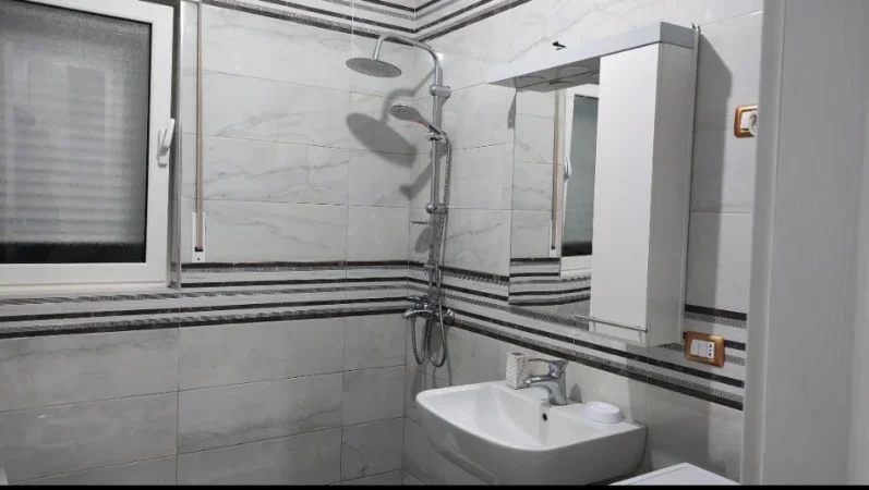 Tirane, jap me qera apartament 2+1+Ballkon Kati 1, 99 m² 600 € (Rruga selita e vjeter)