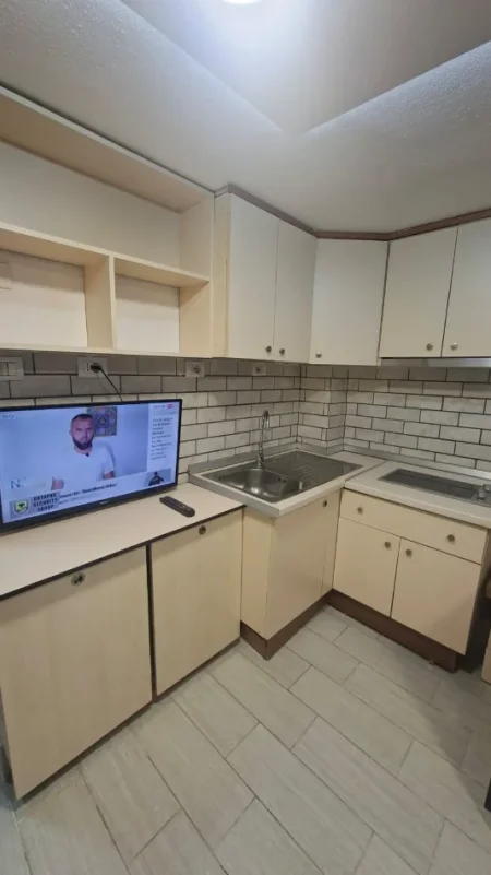 Tirane, jepet me qera garsonier 1+1 Kati 1, 40 m² 260 € (Rruga 5 maji)