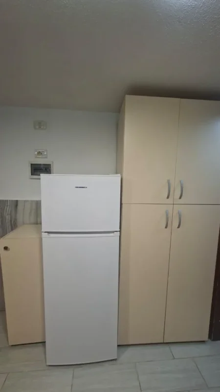 Tirane, jepet me qera garsonier 1+1 Kati 1, 40 m² 260 € (Rruga 5 maji)