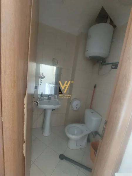 Tirane, jepet me qera zyre Kati 1, 40 m² 520 € (PAZARI I RI)