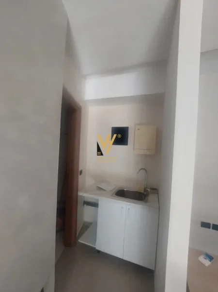 Tirane, jepet me qera zyre Kati 1, 40 m² 520 € (PAZARI I RI)
