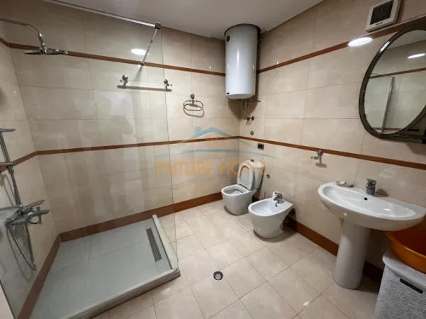 Tirane, jepet me qera apartament 2+1 Kati 9, 90 m² 900 € (LIQENI ARTIFICIAL)