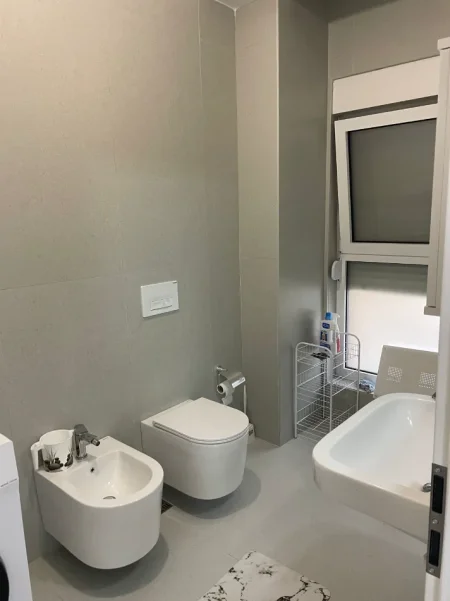 Tirane, jepet me qera apartament 1+1+Ballkon Kati 4, 60 m² 400 € (Rruga Pasho Hysa)