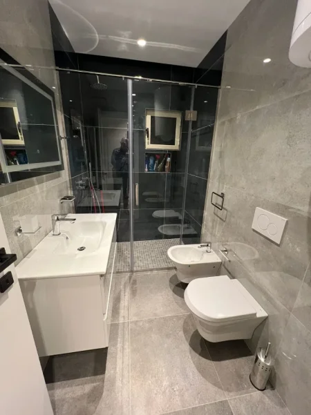 Tirane, jepet me qera apartament 2+1 Kati 7, 90 m² 700 € (FUSHA AVIACIONIT)