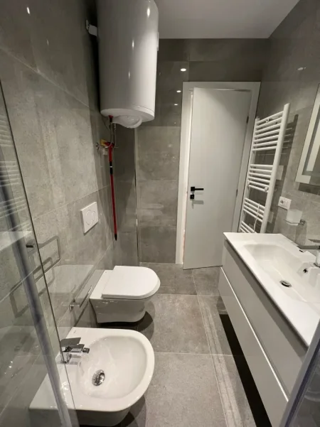 Tirane, jepet me qera apartament 2+1 Kati 7, 90 m² 700 € (FUSHA AVIACIONIT)