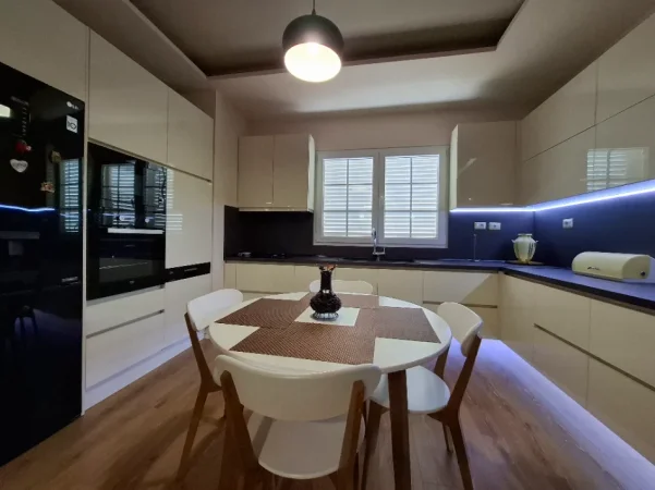 Tirane, jepet me qera apartament 2+1+Ballkon Kati 3, 120 m² 60.000 € 