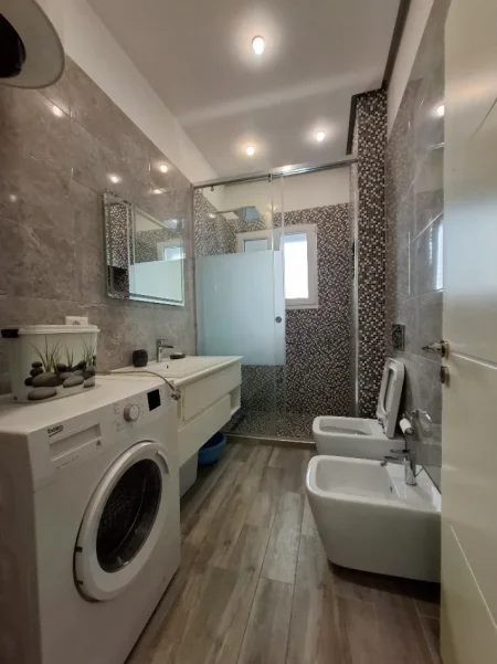 Tirane, jepet me qera apartament 2+1+Ballkon Kati 3, 120 m² 60.000 € 