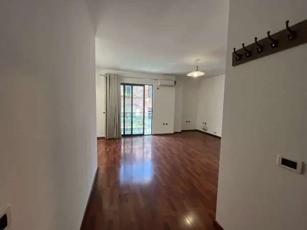 Tirane, jepet me qera zyre Kati 2, 82 m² 600 € (STADIUMI DINAMO)