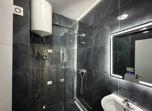 Tirane, jepet me qera apartament 1+1 Kati 2, 