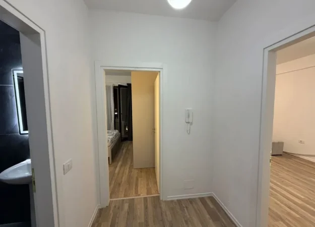 Tirane, jepet me qera apartament 1+1 Kati 2, 