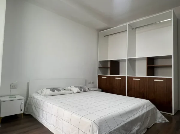 Tirane, jepet me qera apartament 3+1+Ballkon , 100 m² 900 € (Komuna e Parisit)